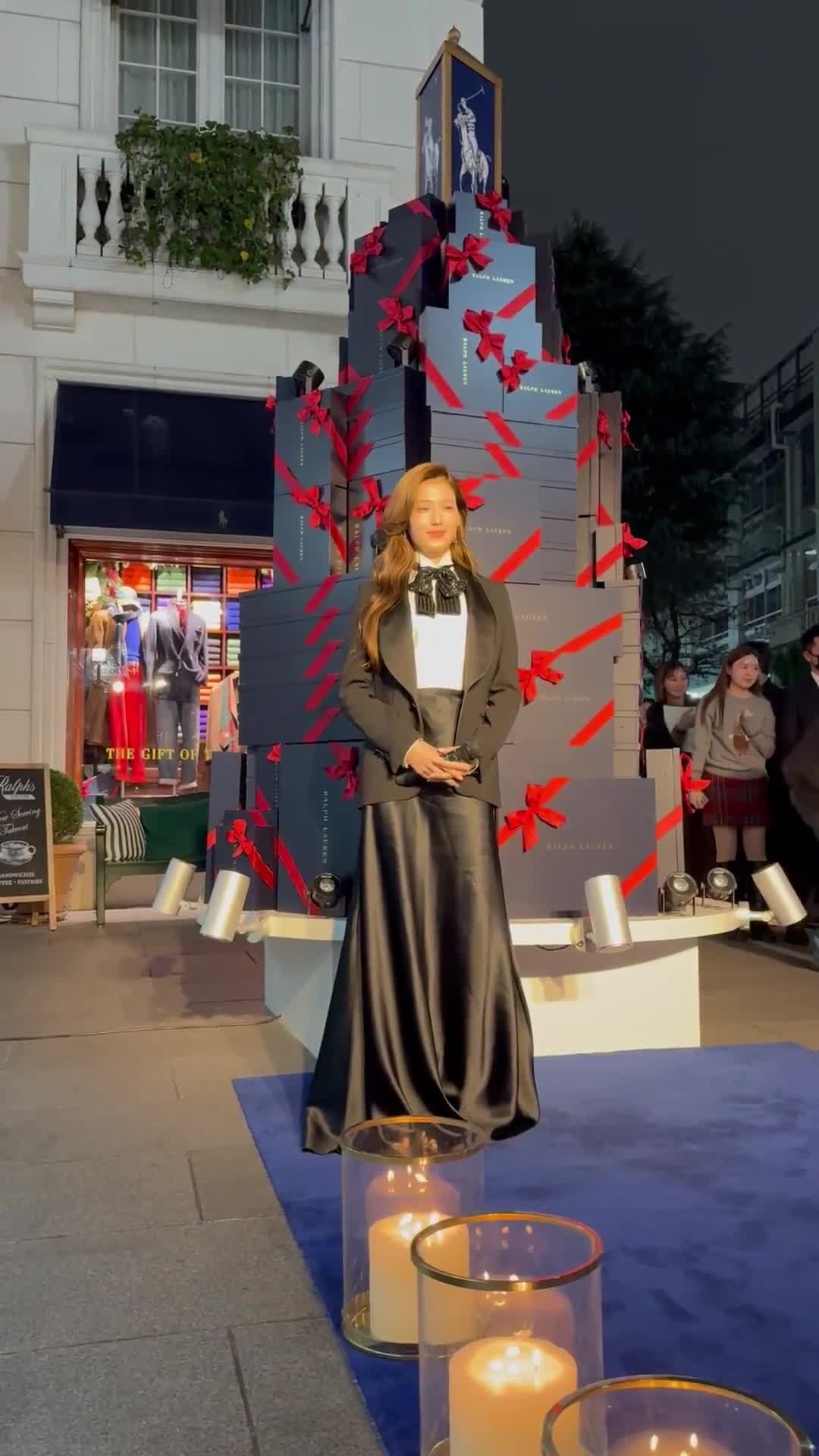 TWICEのSANAがラルフ ローレン表参道のツリー点灯式に登場！イベントの