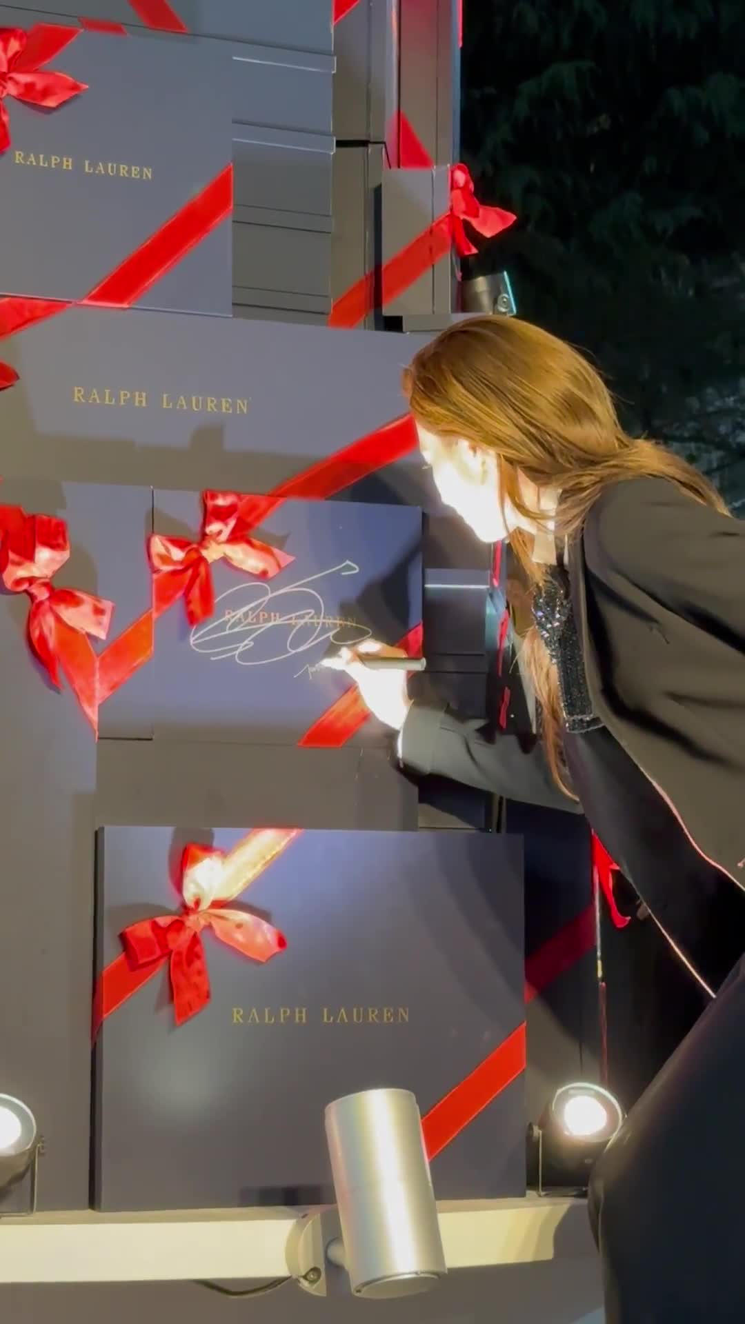 TWICEのSANAがラルフ ローレン表参道のツリー点灯式に登場！イベントの